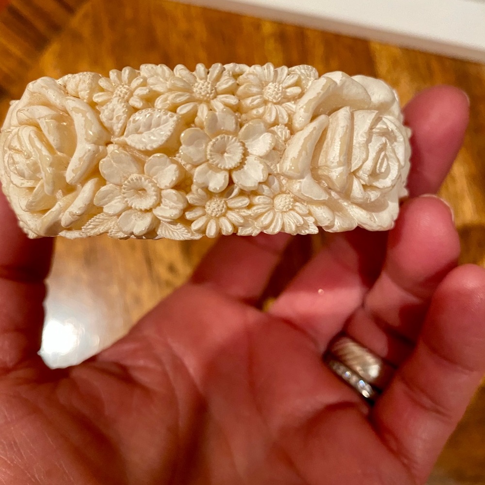 ❤️Vintage Carved celluloid floral bangle bracelet!